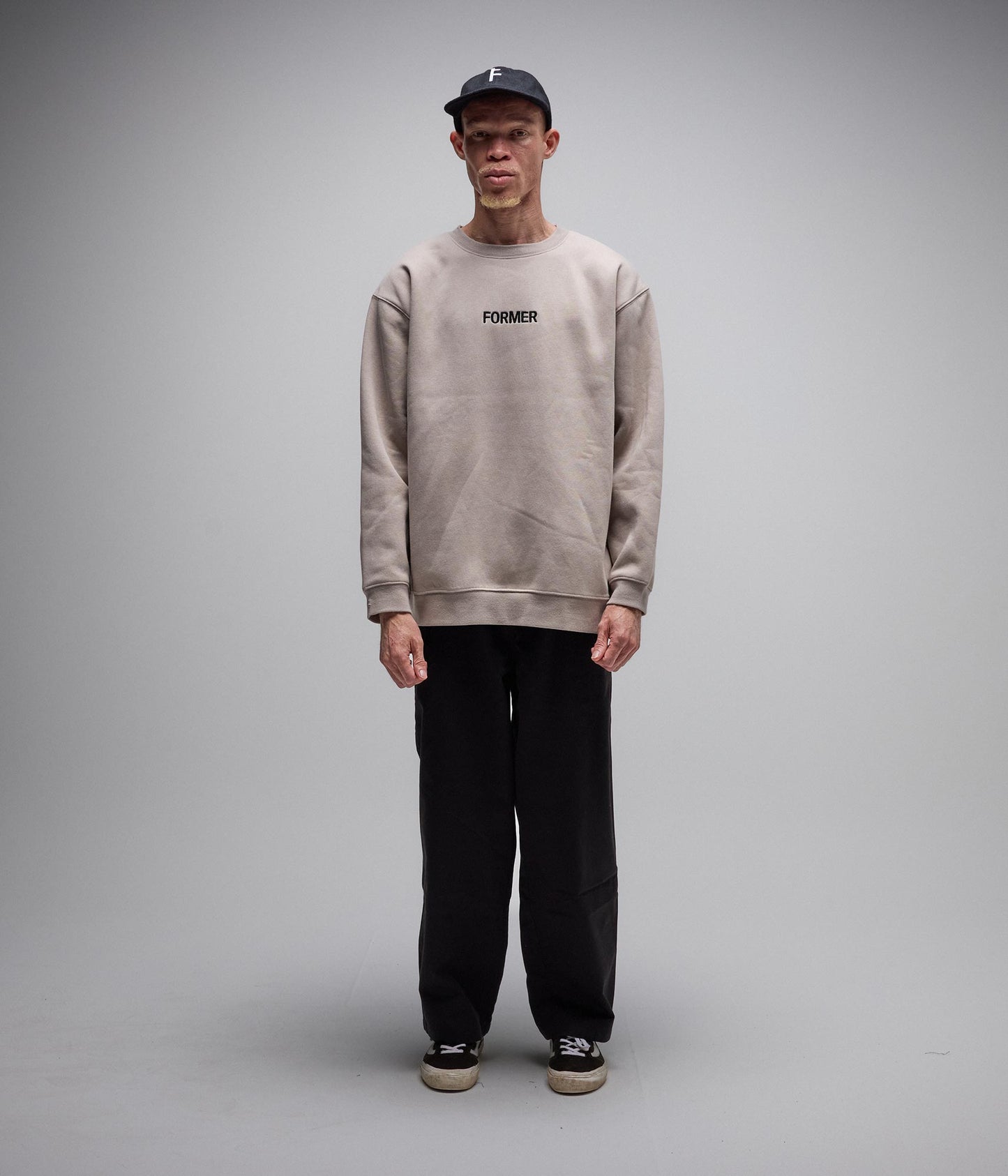 LEGACY EMBROID CREW // GREY