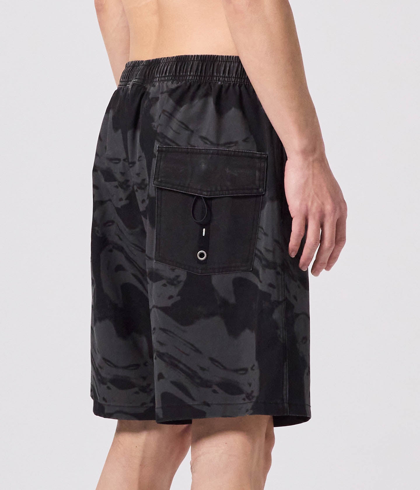 SWANS DISTORT 18' SWIM TRUNK // BLACK