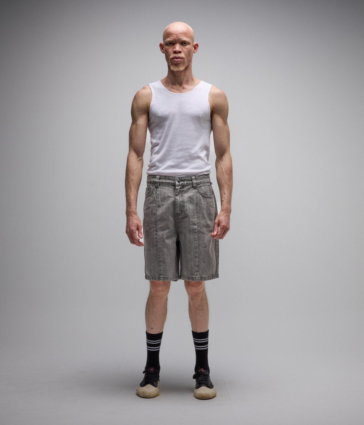 DISTEND SEAM JEAN SHORT // WASHED GREY