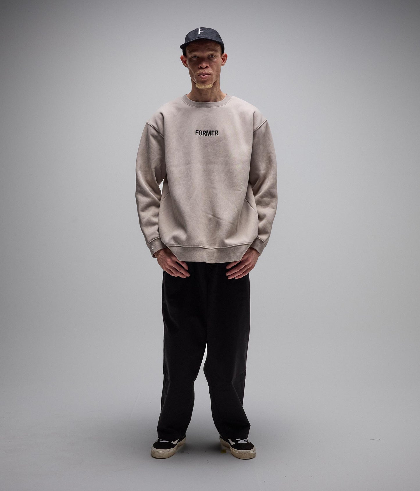 LEGACY EMBROID CREW // GREY