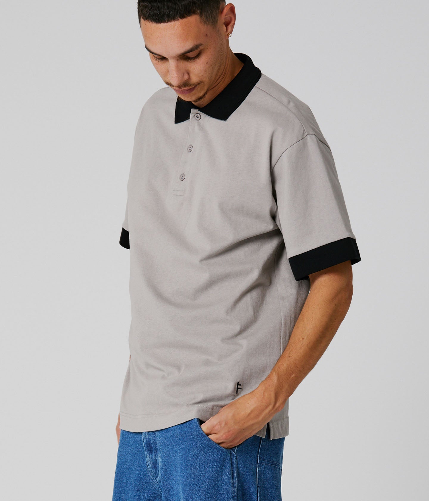 UNIFORM SS BUTTON POLO // MUSHROOM