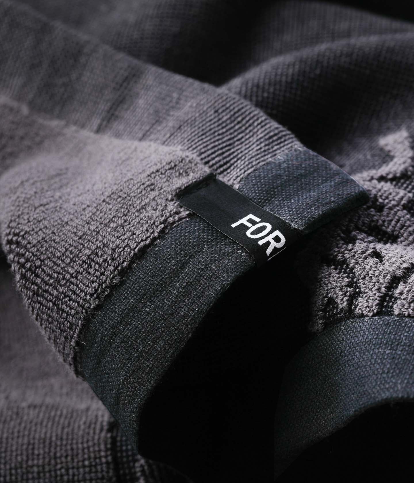 CRUX BEACH TOWEL // BLACK CHARCOAL